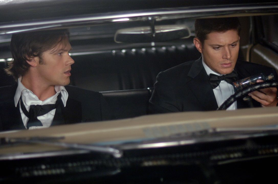 Sam (Jared Padalecki, l.) und Dean Winchester (Jensen Ackles, r.) untersuchen die mysteriösen Tode von Ertrunkenen, die während der Todeszeit nicht... - Bildquelle: Warner Bros. Television