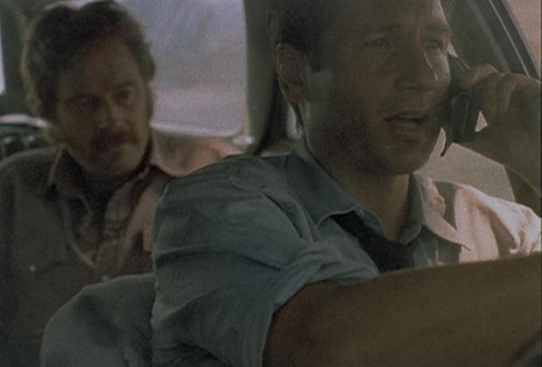 Mulder (David Duchovny, r.) erklärt am Telefon, warum er mit seinem Kidnapper mit hoher Geschwindigkeit fahren muss. - Bildquelle: TM +   2000 Twentieth Century Fox Film Corporation. All Rights Reserved.