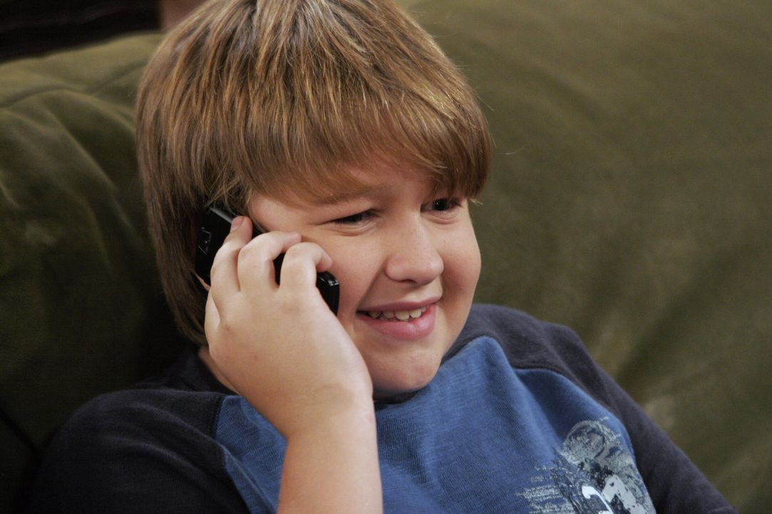 Wenn Jake (Angus T. Jones) mit seiner Freundin telefoniert, beachtet er keinen Menschen in seiner Umgebung ... - Bildquelle: Warner Brothers Entertainment Inc.