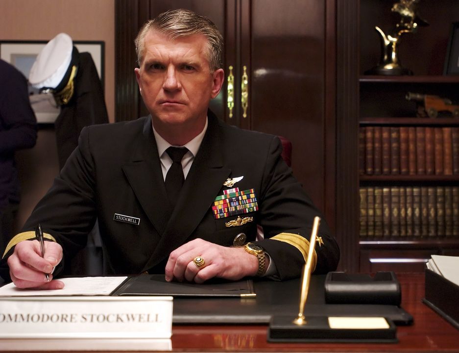 Schulleiter Stockwell (Mike Cleven) ist die Bruderschaft "Black Skulls" ein Dorn im Auge - er merkt, dass die jungen Männern der dunklen Seite zuget... - Bildquelle: Regent Entertainment