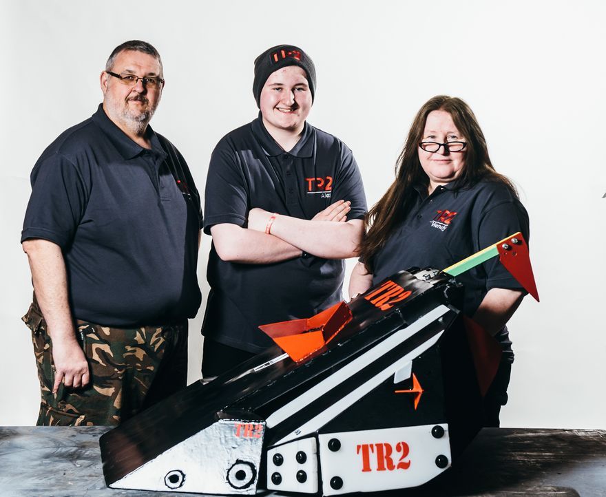 Setzen alle Hoffnung darauf,  dass ihr selbst gebauter Roboter die Konstruktionen der anderen Teams vernichtet: Team TR2 ... - Bildquelle: Andrew Rae 