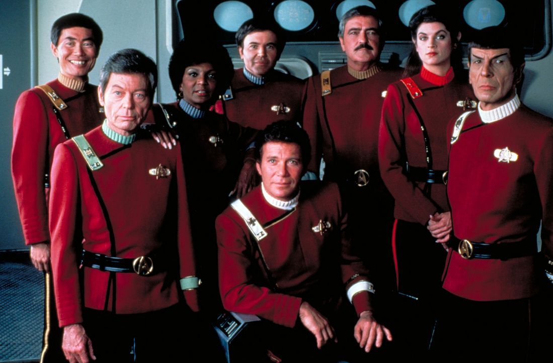 Die Crew der Enterprise: (hinten v.l.n.r.) Cmdr. Sulu (George Takei), Cmdr. McCoy (DeForest Kelley), Cmdr. Uhura (Nichelle Nichols), Cmdr. Chekov (W... - Bildquelle: Paramount Pictures