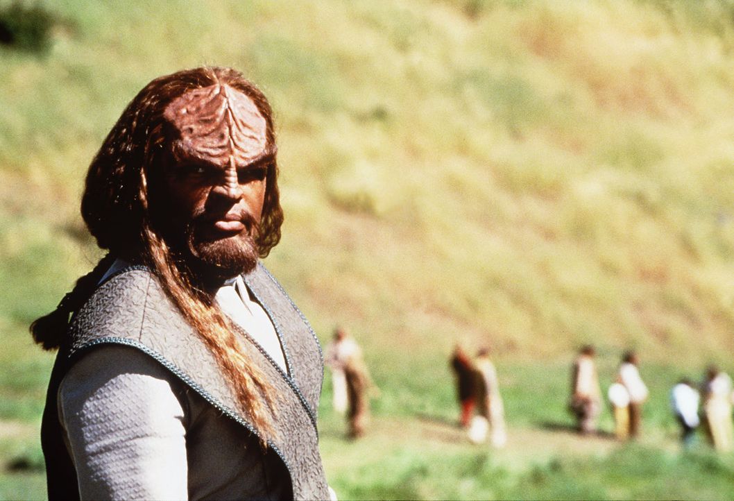 Lt. Commander Worf (Michael Dorn) greift zur Waffe, um die Welt der Ba'ku zu verteidigen ... - Bildquelle: Paramount Pictures