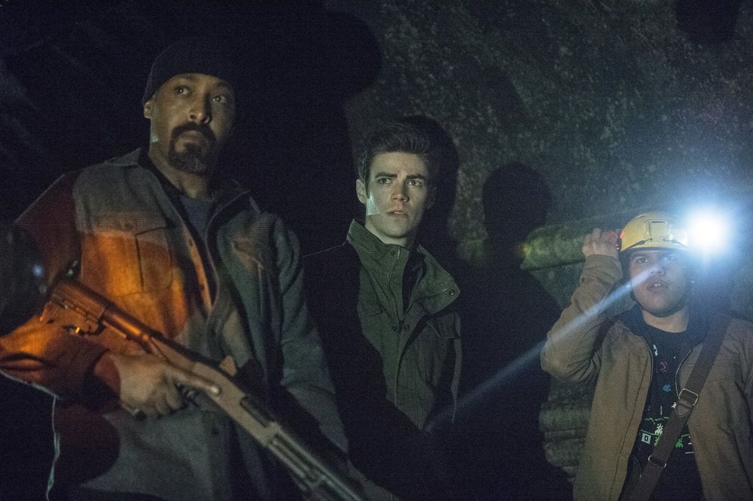 Eigentlich wollen Joe (Jesse L. Martin, l.), Barry (Grant Gustin, M.) und Cisco (Carlos Valdes, r.) in der Kanalisation den gefährlich Gorilla aufsp... - Bildquelle: Warner Brothers.