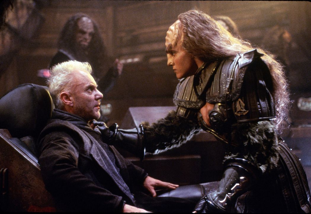 Dr. Tolian Soran (Malcolm McDowell, l.) will ewig leben und schließt sich für seinen Traum sogar mit der Klingonin B'Etor (Gwynyth Wals, r.) zusamme... - Bildquelle: Paramount Pictures