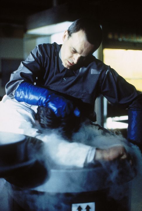 Der geistig behinderte Hausmeister Roland (Zeljko Ivanek) tötet einen Wissenschaftler nach dem anderen ... - Bildquelle: TM +   Twentieth Century Fox Film Corporation. All Rights Reserved.