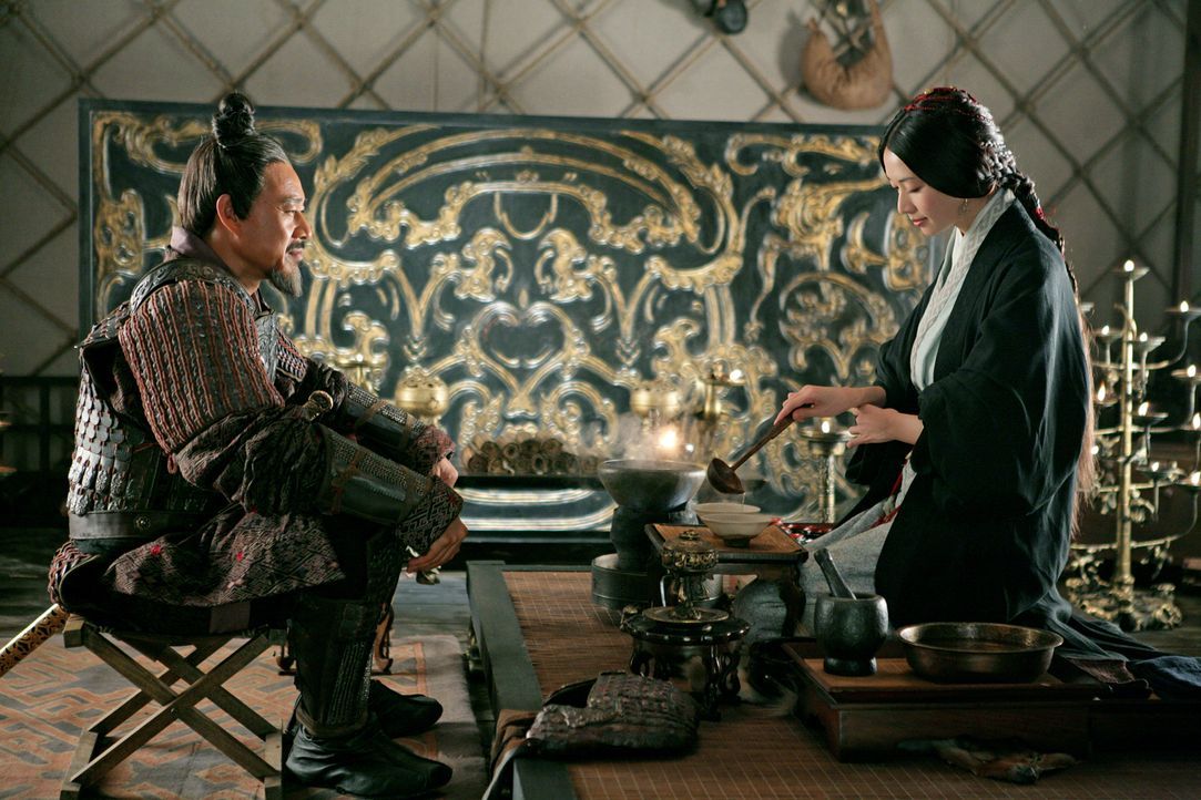 Ist die schöne Xiao Qiao (Chiling Lin, r.) der eigentliche Grund für den schrecklichen Krieg, den Cao Cao (Fengyi zhang, l.) führt? - Bildquelle: Constantin Film Verleih GmbH