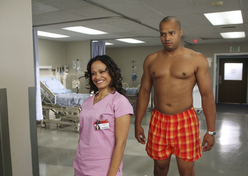 Carla (Judy Reyes, l.) und Turk (Donald Faison, r.) sorgen wieder einmal für Abwechslung im Krankenhausalltag ... - Bildquelle: Touchstone Television