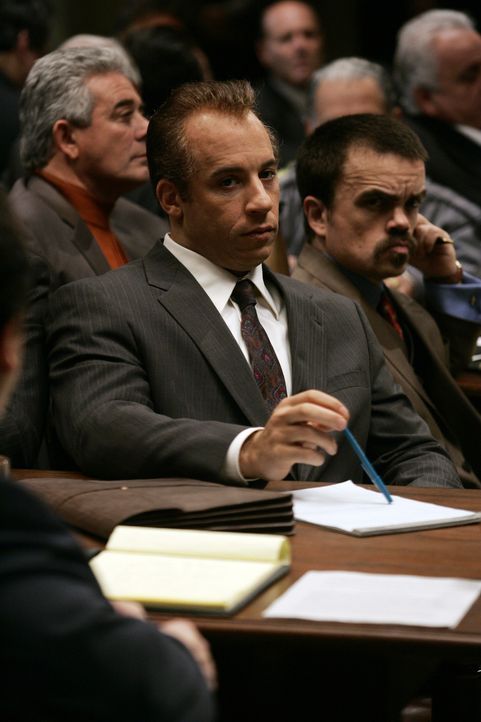 Da DiNorscio (Vin Diesel, l.) vor Beginn des Prozesses bereits zu 30 Jahren verurteilt wurde und nichts mehr zu verlieren hat, beschließt er, sich... - Bildquelle: 2006 Yari Film Group Releasing, LLC