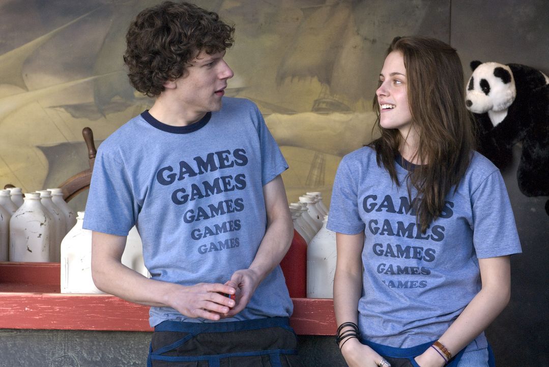 Noch glaubt James (Jesse Eisenberg, l.), dass der schlimmste Sommer seines Lebens bevorsteht, bis er Em (Kristen Stewart, r.) im Freizeitpark kennen... - Bildquelle: Miramax Films. All rights reserved