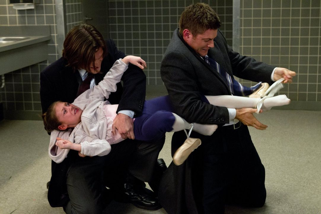 Als Dean (Jensen Ackles, r.) und Sam (Jared Padalecki, M.) in einem neuen Fall ermitteln, finden sie heraus, dass ihre Ballettschuhe mit einem Fluch... - Bildquelle: Warner Bros. Television
