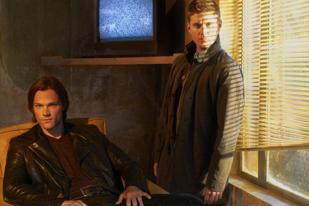 (7. Staffel) - Auf der Jagd nach dem Bösen: Sam (Jared Padalecki, l.) und Dean Winchester (Jensen Ackles, r.) ... - Bildquelle: Warner Bros. Television