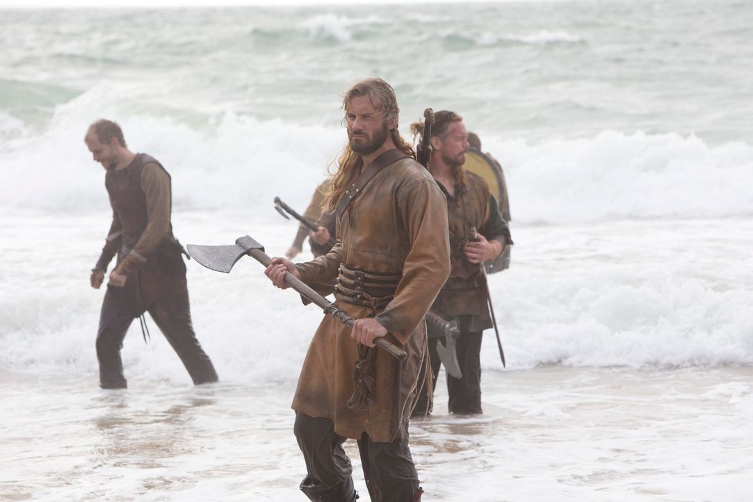 Wieder auf Raubzug in England: Rollo (Clive Standen), der brutale Barbar ... - Bildquelle: 2013 TM TELEVISION PRODUCTIONS LIMITED/T5 VIKINGS PRODUCTIONS INC. ALL RIGHTS RESERVED.