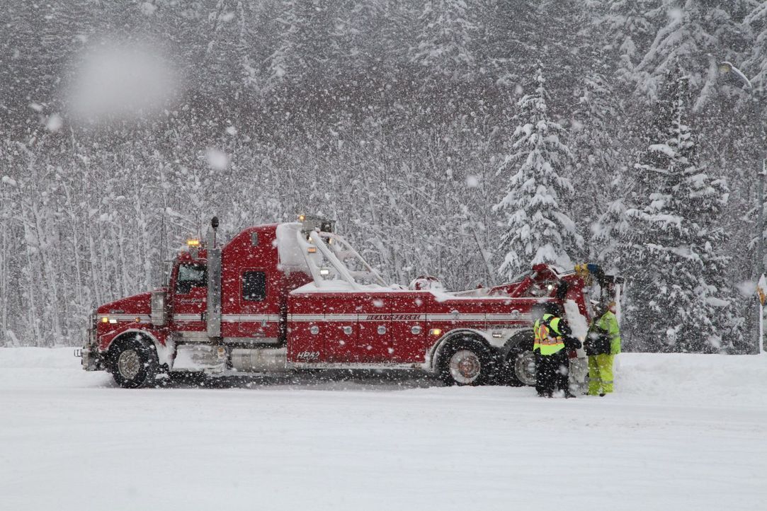 Das Team von Jamie Davis Heavy Rescue rückt aus, wenn Lkws bei Schnee und Eis in Not geraten ... - Bildquelle: Beyond Distribution
