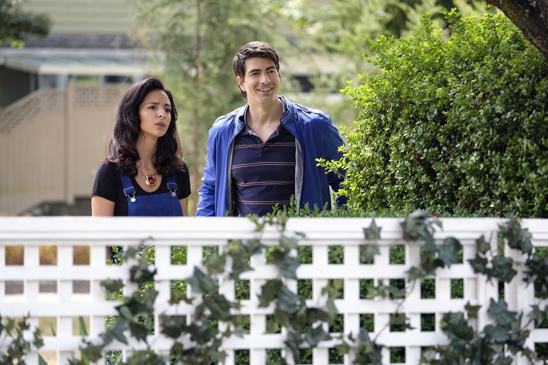Als die Legends erfahren, dass Ray (Brandon Routh, r.) wegen ihrer Veränderungen am Zeitkontinuum sterben wird, reisen sie zurück ins Jahr 1988. Für... - Bildquelle: © 2017 Warner Bros.