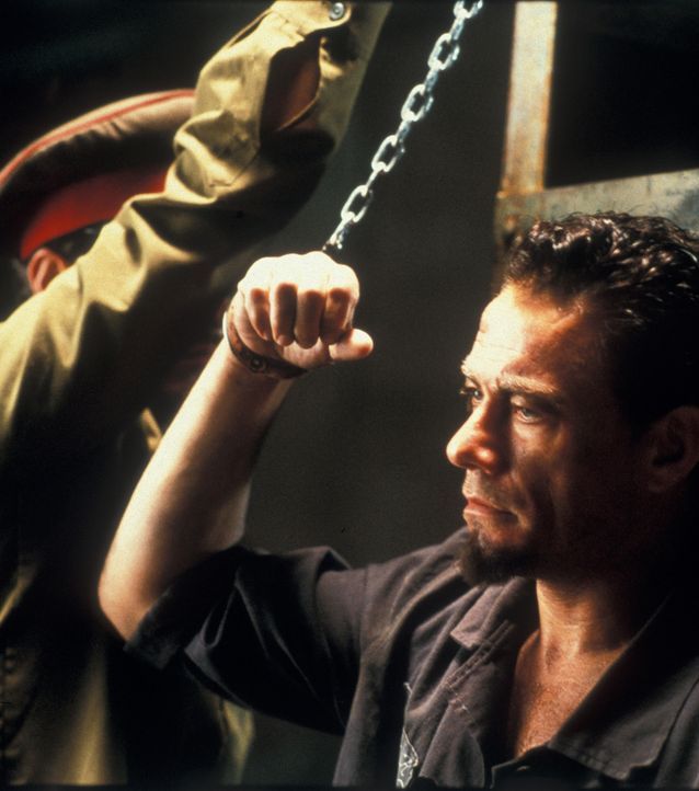 Zunächst will Kyle (Jean-Claude Van Damme) sich nicht unterordnen, lernt aber schließlich, dass er nur über den Kampf seine Freiheit wieder erlangen... - Bildquelle: NU IMAGE
