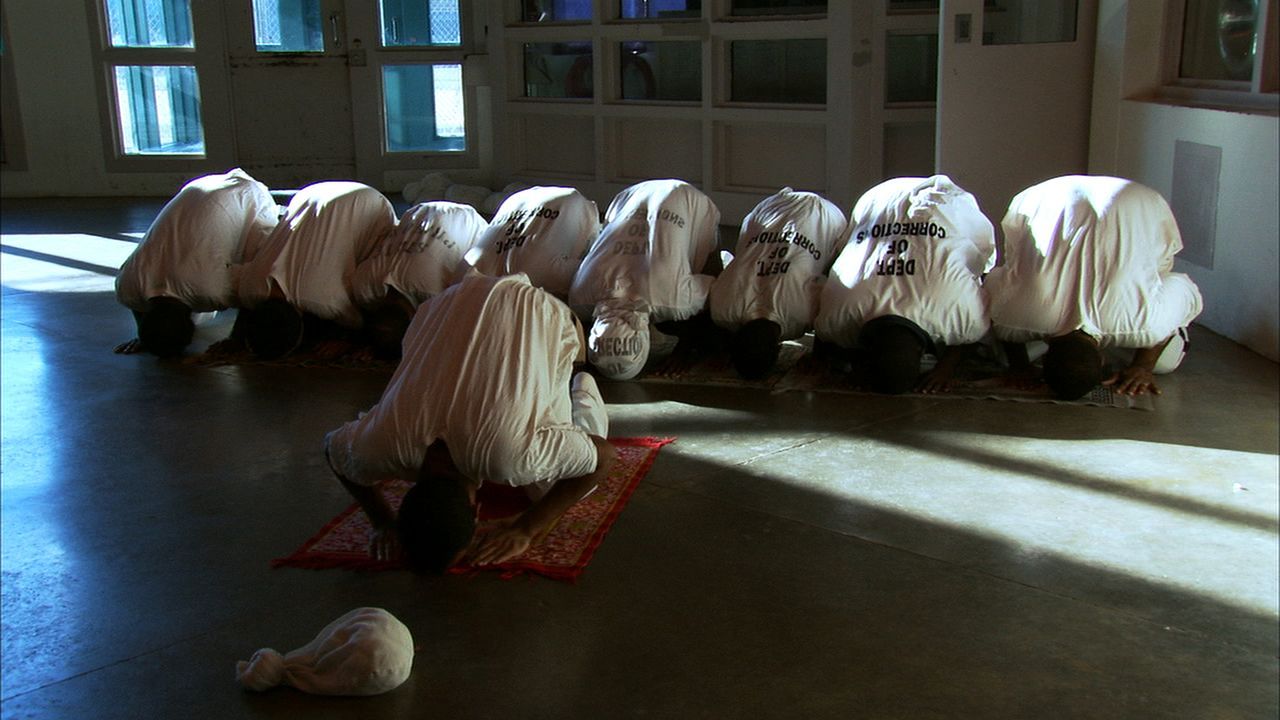 Die muslimischen Insassen des Smith State Gefängnisses beten sogar zusammen ... - Bildquelle: Ryan Hill part2pictures