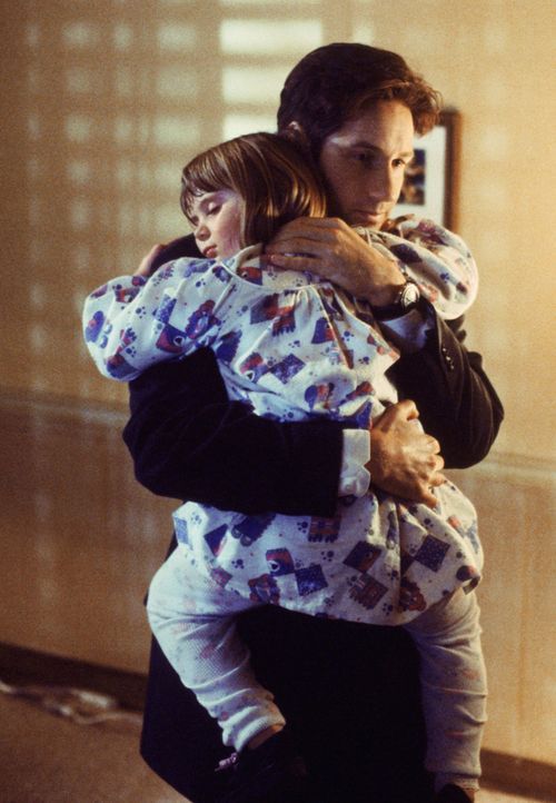 Emily Sims (Lauren Diewold, l.); Fox Mulder (David Duchovny, r.) - Bildquelle: 1998 Twentieth Century Fox Film Corporation.  All rights reserved.