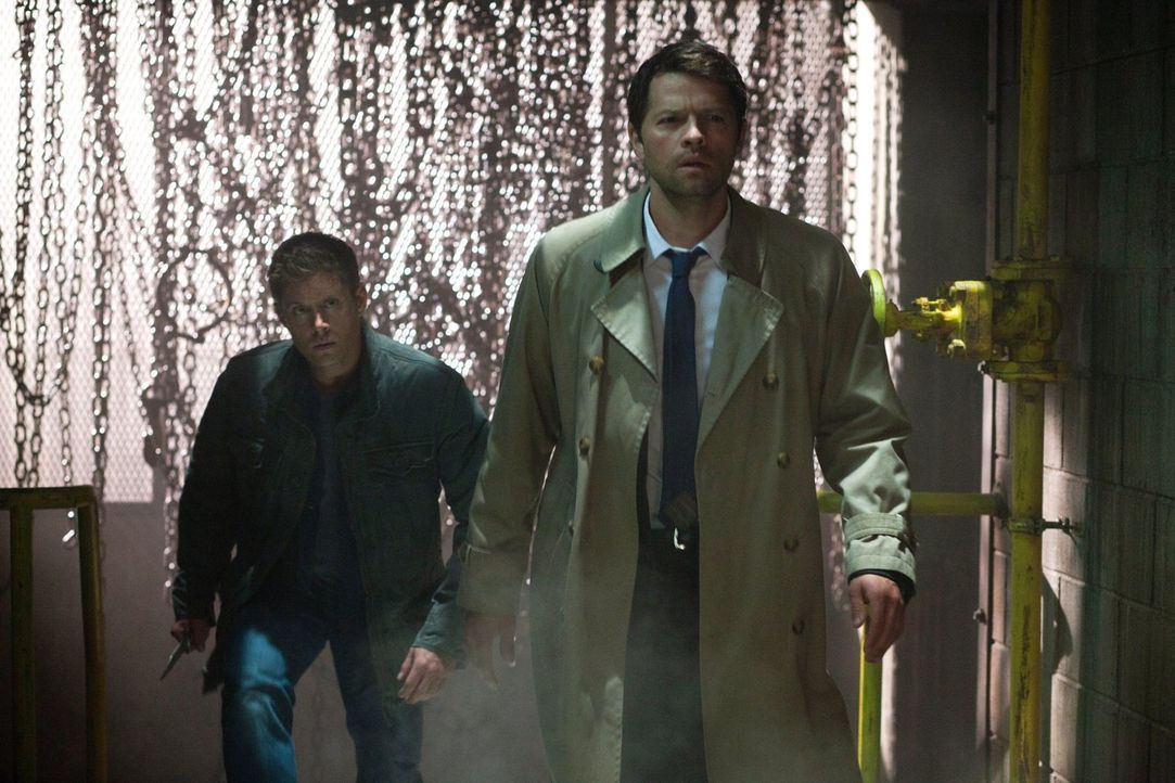 Kommen Dean (Jensen Ackles, l.) und Cas (Misha Collins, r.) noch rechtzeitig, bevor Crowley aus Kevin wichtige Informationen erpressen kann? - Bildquelle: Warner Bros. Television