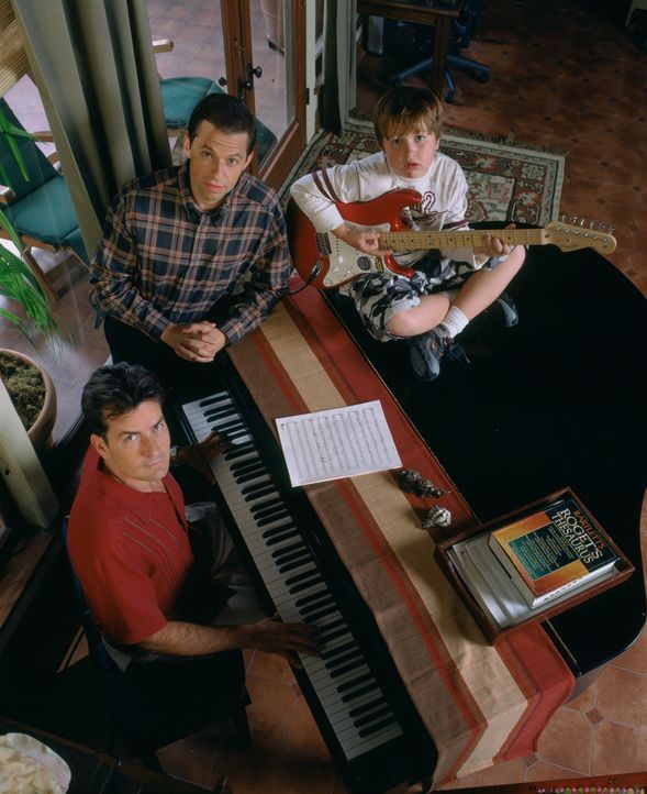 (3. Staffel) - Nach anfänglichen Schwierigkeiten verläuft der Alltag in der Männer- WG ganz gut: Charlie (Charlie Sheen, l.), Alan (Jon Cryer, M.) u... - Bildquelle: Warner Brothers Entertainment Inc.