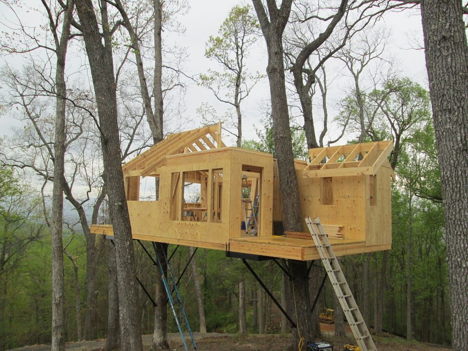 Die Treehouse Guys bauen in den Wäldern Ashevilles einen echten Wohntraum hoch oben in den Bäumen. Das herausfordernde Projekt verlangt den harten J... - Bildquelle: 2016,DIY Network/Scripps Networks, LLC. All Rights Reserved.
