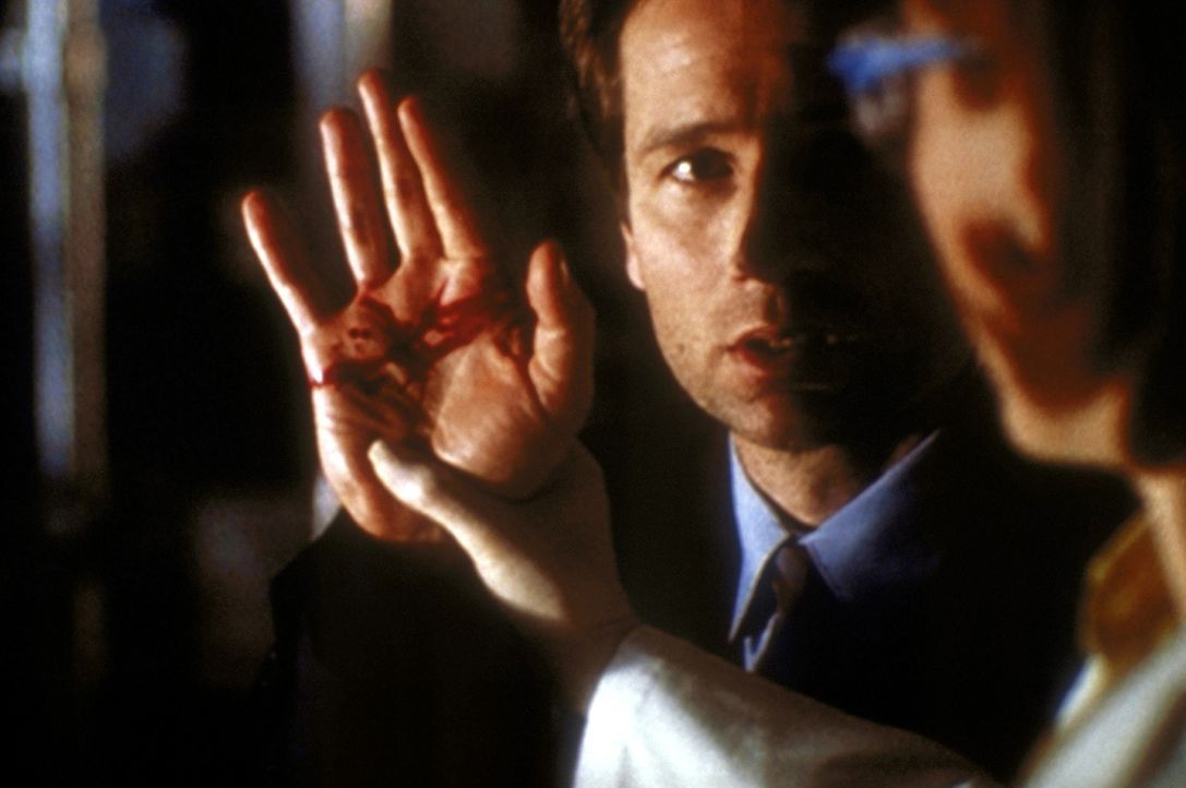 Als Mulder (David Duchovny) beim Husten Blut spuckt, ist ihm klar, dass auch er einen neuartigen todbringenden Tabakrauch eingeatmet hat. - Bildquelle: TM +   2000 Twentieth Century Fox Film Corporation. All Rights Reserved.