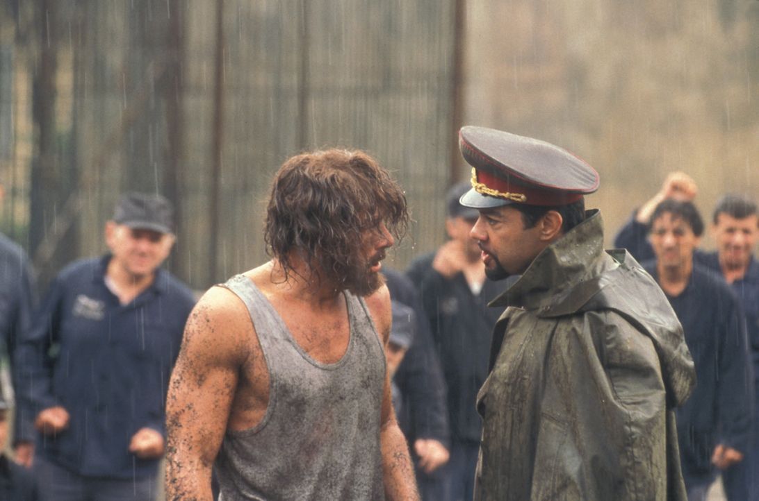 Als der Amerikaner Kyle LeBlanc (Jean-Claude Van Damme, l.) von russischen Richtern zu lebenslanger Lagerhaft in einem berüchtigten Gulag verurteilt... - Bildquelle: NU IMAGE