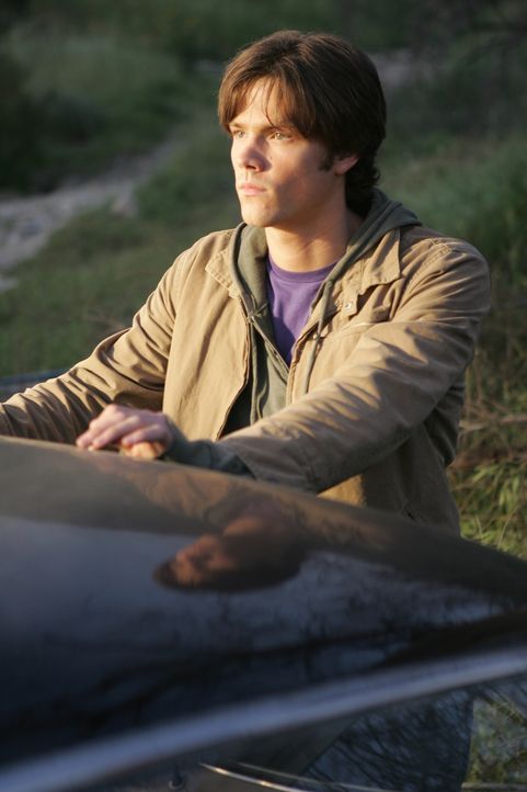 Nachdem sein Vater auf mysteriöse Weise verschwunden ist, lässt sich Sam (Jared Padalecki) von seinem Bruder Dean überzeugen, sich mit ihm auf die S... - Bildquelle: Warner Bros. Television
