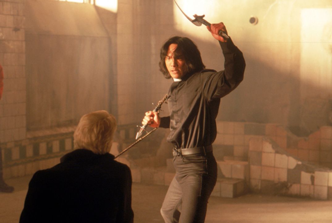 Endlich ist der große Tag gekommen, an dem Pater Uffizi (Jason Scott Lee, r.) seinem ärgsten Feind, dem Vampir Dracula (Stephen Billington, l.), per... - Bildquelle: Neo Art & Logic
