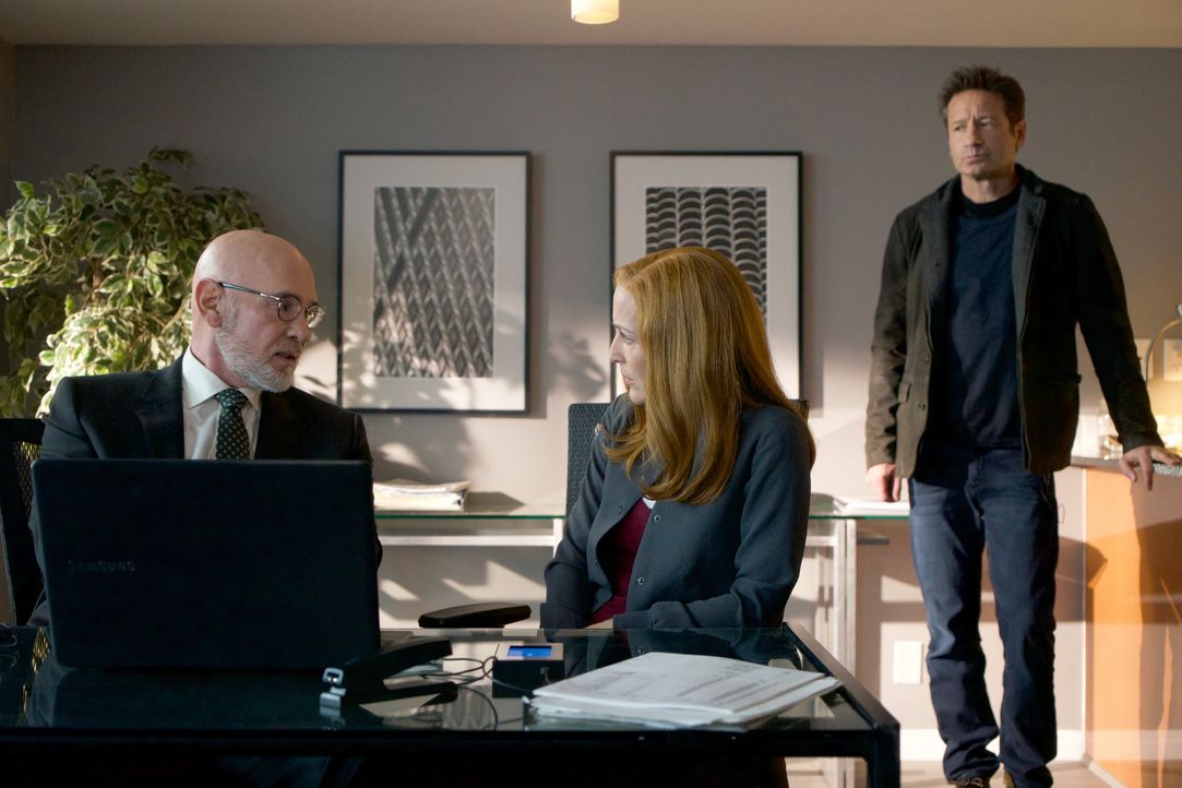 Nachdem Skinner (Mitch Pileggi, l.) spurlos verschwindet, begeben sich Scully (Gillian Anderson, M.) und Mulder (David Duchovny, r.) auf die Suche u... - Bildquelle: Shane Harvey 2018 Fox and its related entities. All rights reserved. / Shane Harvey