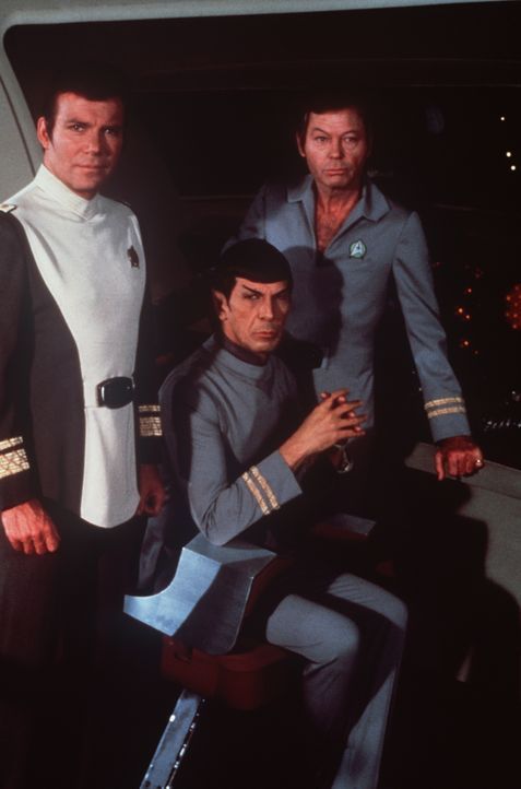 Als eine riesige Wolke die Erde bedroht, schlägt ihre Stunde: Kirk (William Shatner, l.), Dr. McCoy (DeForest Kelley, r.) und Spock (Leonard Nimoy,... - Bildquelle: Paramount Pictures