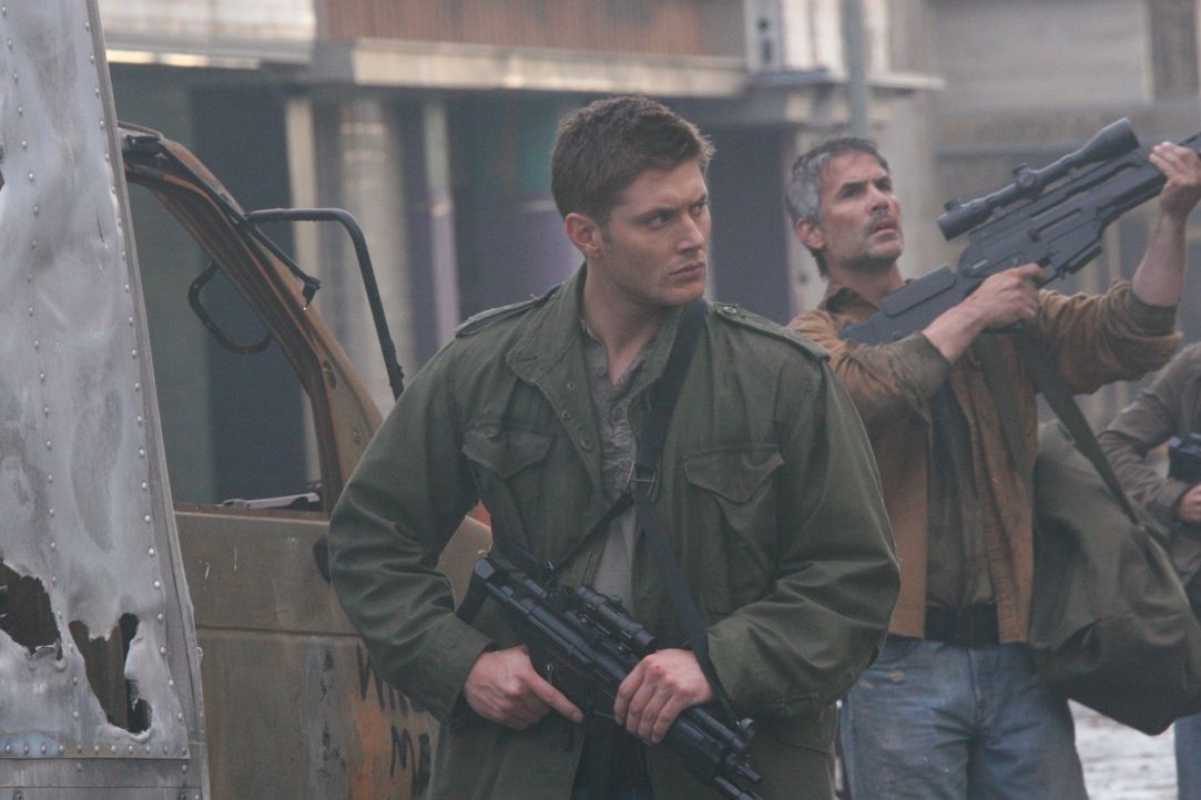 Kämpft auch in der Zukunft dafür, die Apokalypse aufzuhalten: Dean (Jensen Ackles, l.) ... - Bildquelle: Warner Bros. Television