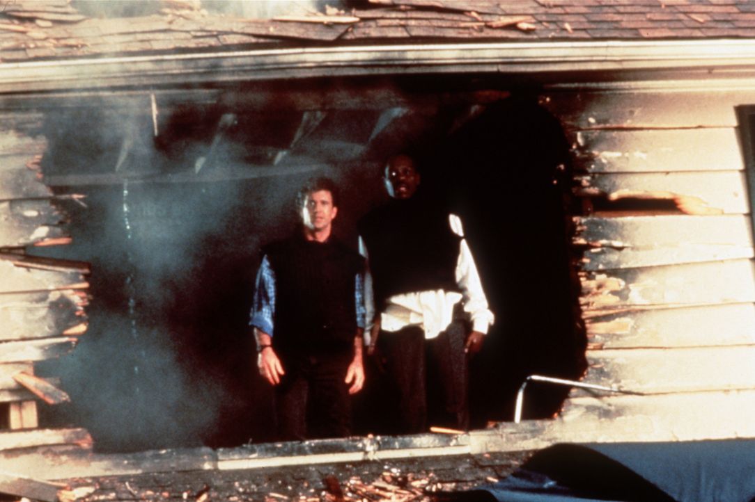 Wo sie auftauchen herrscht das pure Chaos: Riggs (Mel Gibson, l.) und sein Kollege Murtaugh (Danny Glover, r.) haben mal wieder ganze Arbeit geleist... - Bildquelle: Warner Brothers International