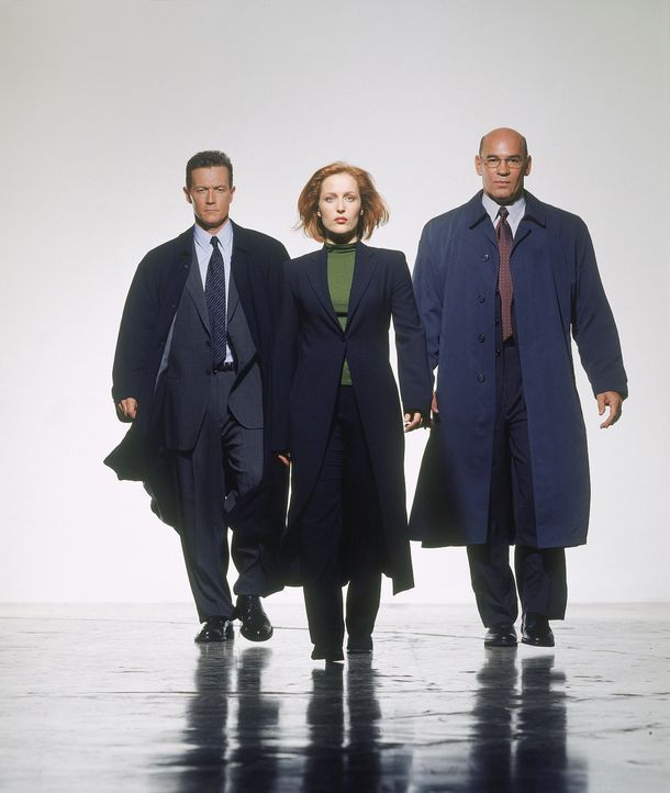 (8. Staffel) - FBI-Agentin Dana Scully (Gillian Anderson, M.), FBI-Agent John Doggett (Robert Patrick, l.) und FBI-Direktor Walter Skinner (Mitch Pi... - Bildquelle: TM +   2000 Twentieth Century Fox Film Corporation. All Rights Reserved.