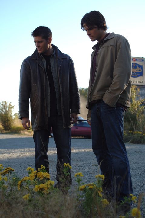 An der Kreuzung vor einer Bar glauben Sam (Jared Padalecki, r.) und Dean (Jensen Ackles, l.), weitere Hinweise entdeckt zu haben ... - Bildquelle: Warner Bros. Television