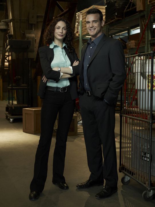 Unterschiedlicher können die Agenten Myka Bering (Joanne Kelly, l.) und Pete Lattimer (Eddie McClintock, r.) nicht sein: Sie hält sich gern an Regel... - Bildquelle: Justin Stephens SCI FI Channel