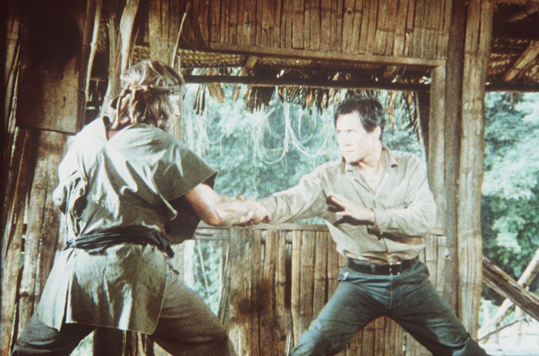 Kampfkunst-Experte Braddock (Chuck Norris, l.) kehrt zurück ins Lager, um endlich mit Colonel Yin (Soon-Teck Oh, r.) abzurechnen ... - Bildquelle: Cannon Films