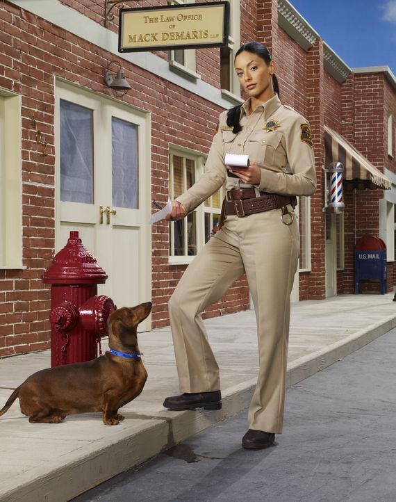 (3. Staffel) - Deputy Sheriff von Eureka, Josefina "Jo" Lupo (Erica Cerra), nimmt ihre Arbeit ernst ... - Bildquelle: Universal Television