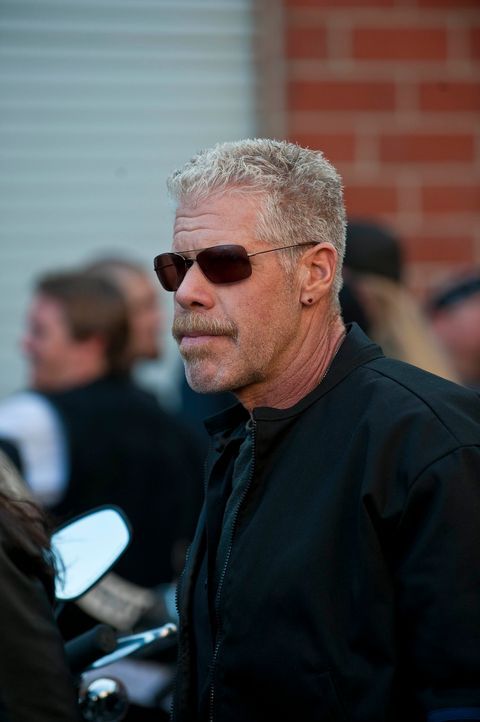 Zusammen mit den Sons kommt Clay (Ron Perlman) in Irland an, wo sie sogleich in eine Polizeikontrolle geraten ... - Bildquelle: 2010 FX Networks, LLC. All rights reserved.