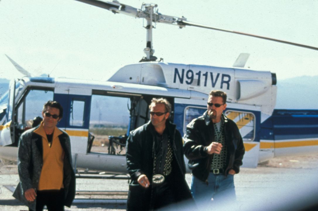 Eines Tages beschließen Michael (Kurt Russell, l.) und Murphy (Kevin Costner, M.) das Riviera-Casinohotel in Las Vegas auszurauben. Den Ort des Verb... - Bildquelle: Francise Pictures