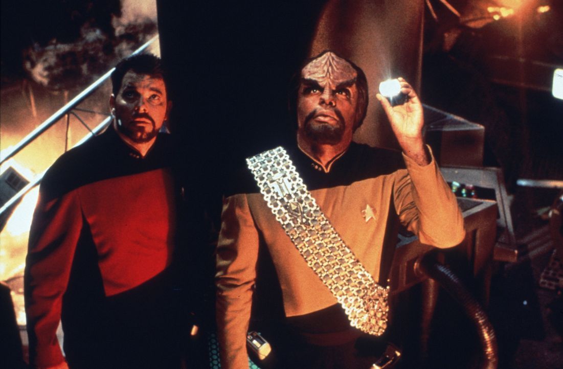 Commander Riker (Jonathan Frakes, l.) und Worf (Michael Dorn, r.) inspizieren die Schäden an ihrem Schiff ... - Bildquelle: Paramount Pictures
