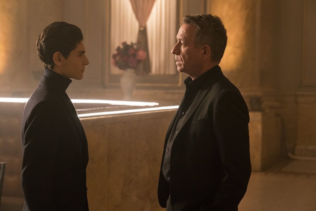 Bruce (David Mazouz, l.) entschließt sich dazu, mit Alfred (Sean Pertwee, r.) ein klärendes Gespräch führen zu wollen. Wie wird dieses verlaufen? - Bildquelle: 2017 Warner Bros.