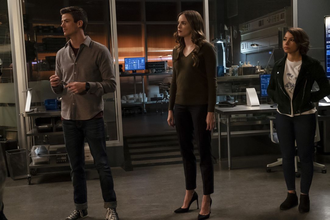 (v.l.n.r.) Barry (Grant Gustin); Caitlin (Danielle Panabaker); Nora (Jessica Parker Kennedy) - Bildquelle: Jeff Weddell © 2018 The CW Network, LLC. All rights reserved. / Jeff Weddell
