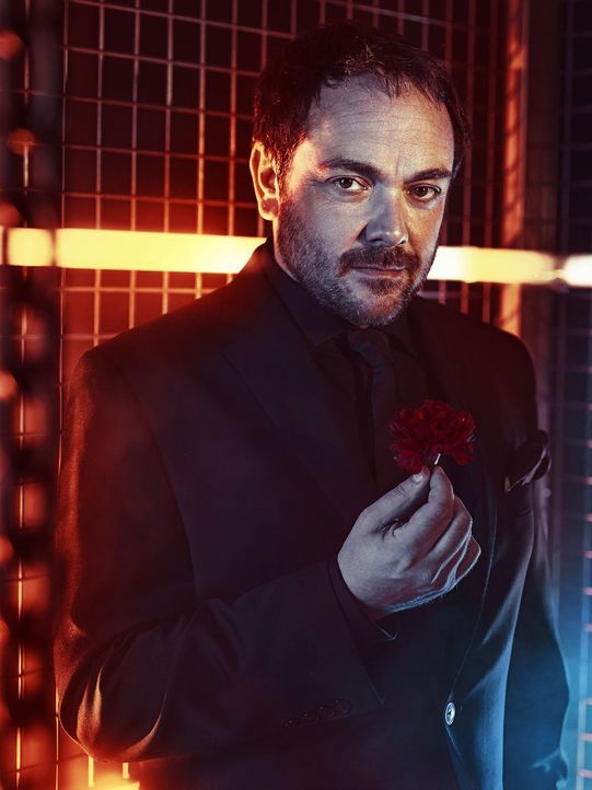 (11. Staffel) - Als König der Hölle will es sich Crowley (Mark Sheppard) um keinen Preis nehmen lassen, alleiniger Herrscher über das Böse zu sein -... - Bildquelle: 2013 Warner Brothers