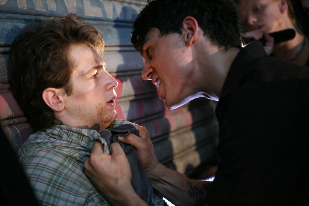 Um seine Chancen bei einem Überfall zu erhöhen, zwingt Lupo (Morgan Benoit, r.) den schwächeren Jason (Michael Angarano, l.), ihm beizustehen. Dabei... - Bildquelle: 2008 J&J Project LLC. ALL RIGHTS RESERVED.