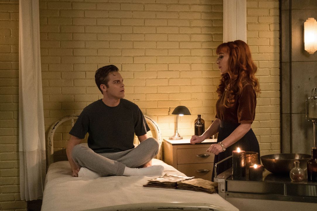 Jack (Alexander Calvert, l.); Rowena MacLeod (Ruth Connell, r.) - Bildquelle: Cate Cameron © 2018 The CW Network, LLC All Rights Reserved / Cate Cameron