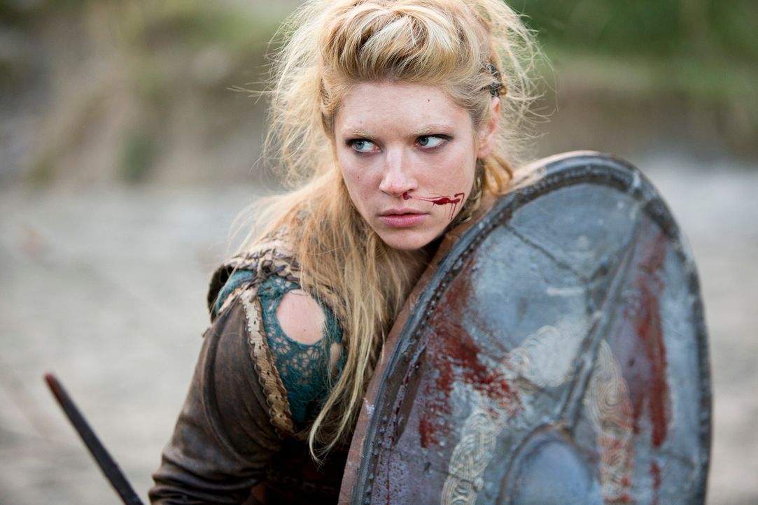 Als die Wikinger von den Soldaten des Königs angegriffen werden, wirft sich Lagertha (Katheryn Winnick) ins Kampfgetümmel. Dennoch kann sie nicht ve... - Bildquelle: 2013 TM TELEVISION PRODUCTIONS LIMITED/T5 VIKINGS PRODUCTIONS INC. ALL RIGHTS RESERVED.