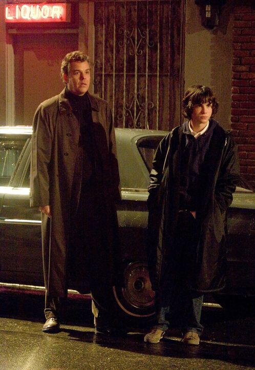 Sein Sohn Robin (Logan Lerman, r.) und sein bester Freund, Isaac French (Danny Huston, l.), befürchten schon bald, dass Walter zwischen der Geschich... - Bildquelle: 2007 Warner Brothers