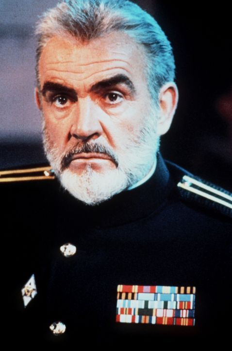 Der sowjetische U-Boot-Kapitän (Sean Connery) gibt Befehl zum Kurswechsel - gen Westen ... - Bildquelle: Paramount Pictures