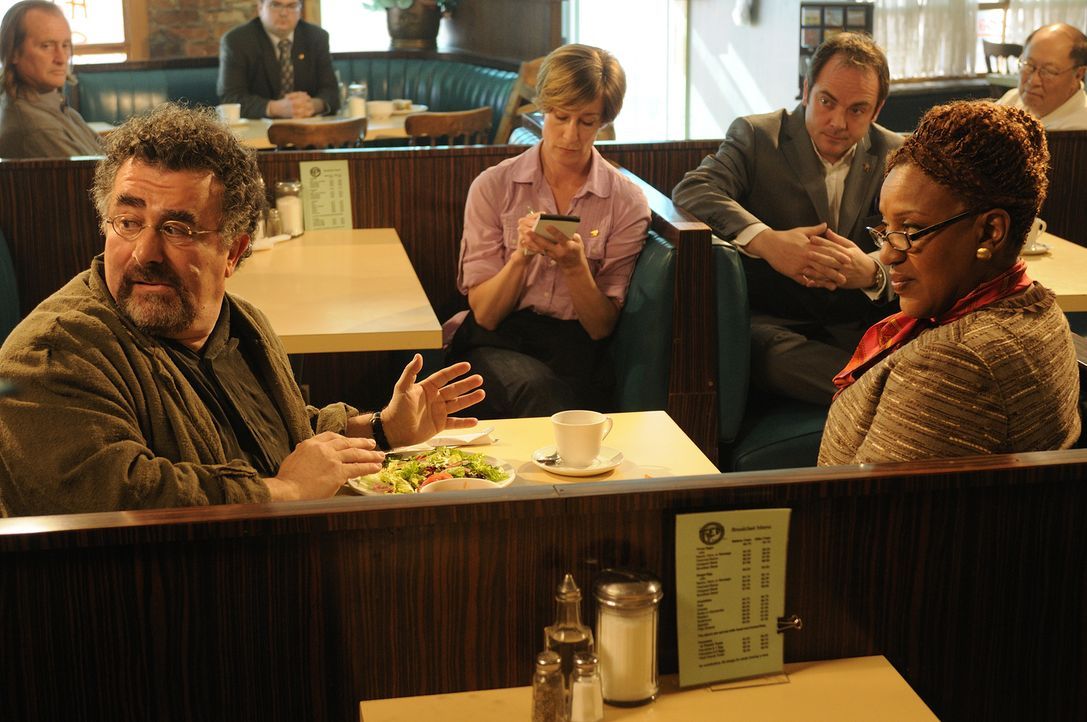 In der Falle: Agentin Mrs. Fredrick (CCH Pounder, vorne r.) hat Artie (Saul Rubinek, l.) zu den Räten gelockt. Sie wollen seine Urteilsfähigkeit übe... - Bildquelle: Steve Wilkie SCI FI Channel